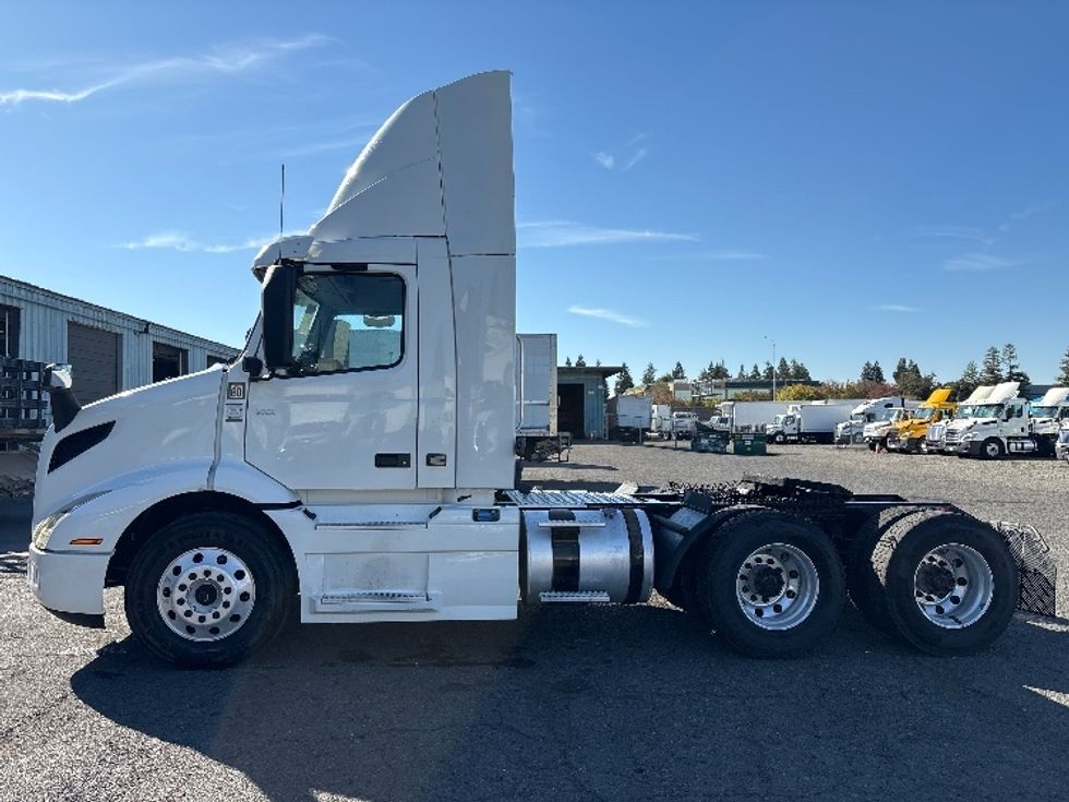 Day Cab Tractor-Heavy Duty Tractors-Volvo-2020-VNR64300-West Sacramento-CA-525,674\n\t\tmiles-$ 36,250 - Image 4