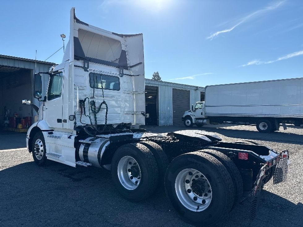 Day Cab Tractor-Heavy Duty Tractors-Volvo-2020-VNR64300-West Sacramento-CA-525,674\n\t\tmiles-$ 36,250 - Image 5