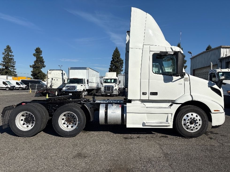 Day Cab Tractor-Heavy Duty Tractors-Volvo-2020-VNR64300-West Sacramento-CA-525,674\n\t\tmiles-$ 36,250 - Image 8