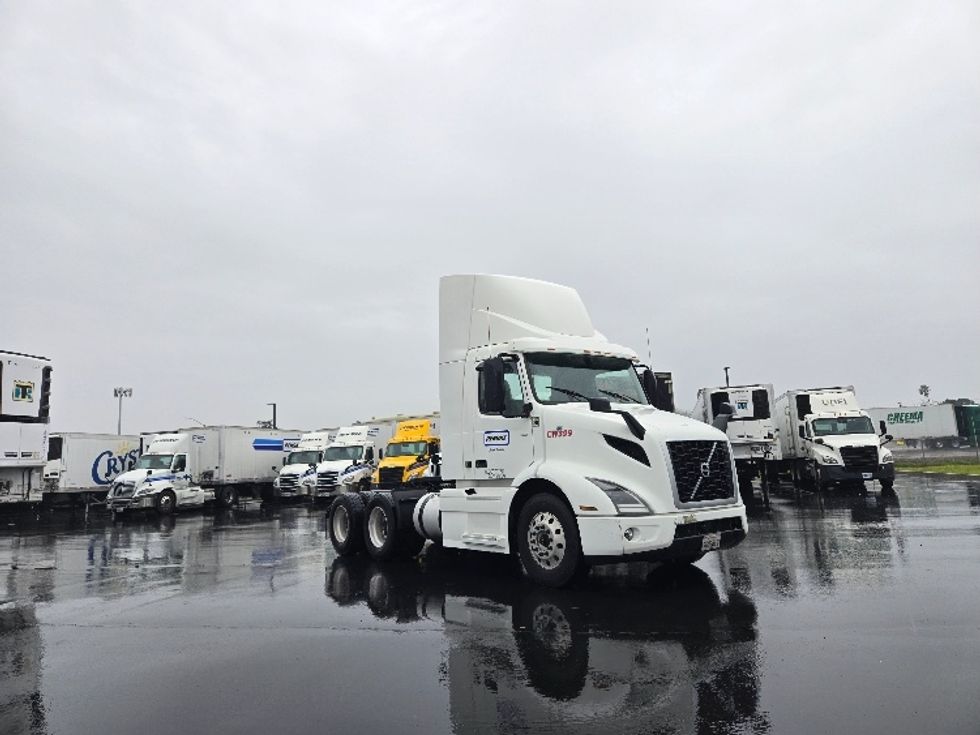 Day Cab Tractor-Heavy Duty Tractors-Volvo-2020-VNR64300-West Sacramento-CA-529,140\n\t\tmiles-$ 44,250 - Image 1