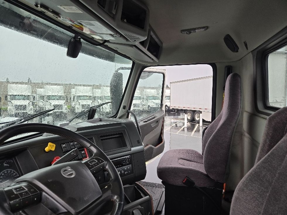 Day Cab Tractor-Heavy Duty Tractors-Volvo-2020-VNR64300-West Sacramento-CA-529,140\n\t\tmiles-$ 44,250 - Image 10
