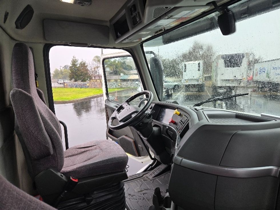 Day Cab Tractor-Heavy Duty Tractors-Volvo-2020-VNR64300-West Sacramento-CA-529,140\n\t\tmiles-$ 44,250 - Image 14