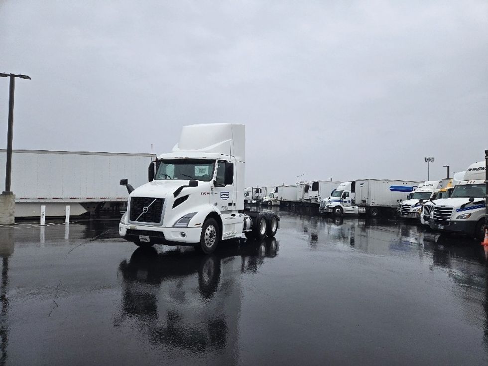 Day Cab Tractor-Heavy Duty Tractors-Volvo-2020-VNR64300-West Sacramento-CA-529,140\n\t\tmiles-$ 44,250 - Image 3