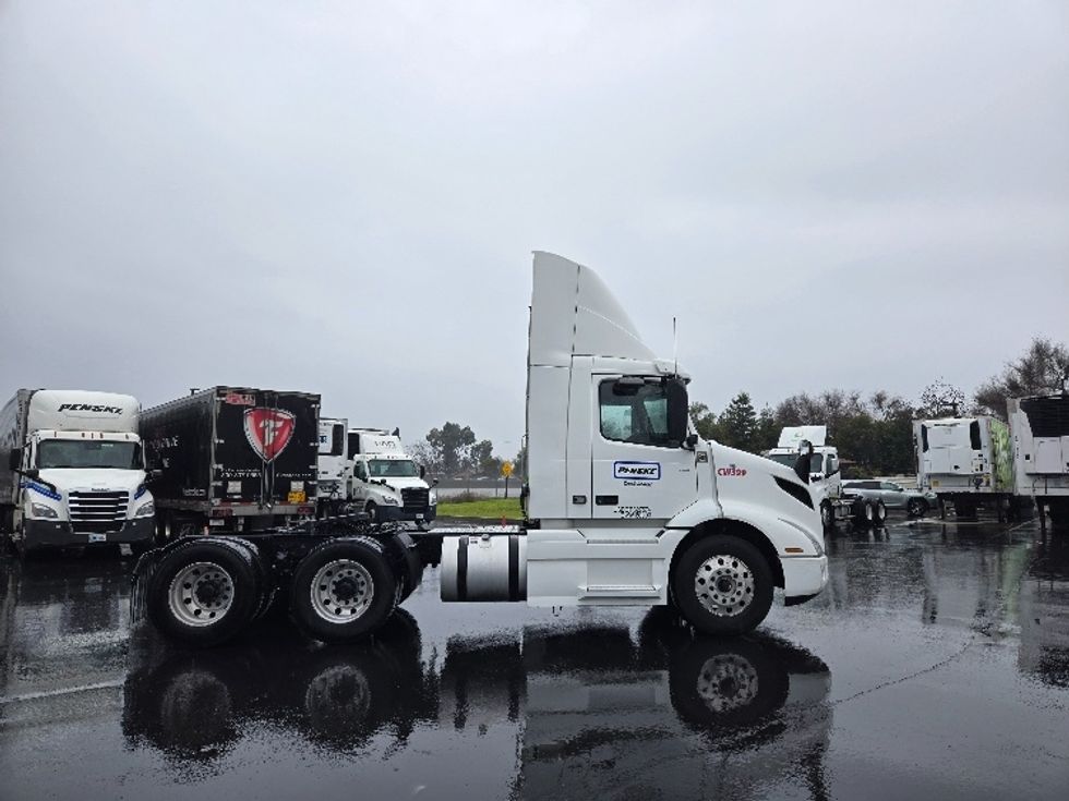 Day Cab Tractor-Heavy Duty Tractors-Volvo-2020-VNR64300-West Sacramento-CA-529,140\n\t\tmiles-$ 44,250 - Image 8