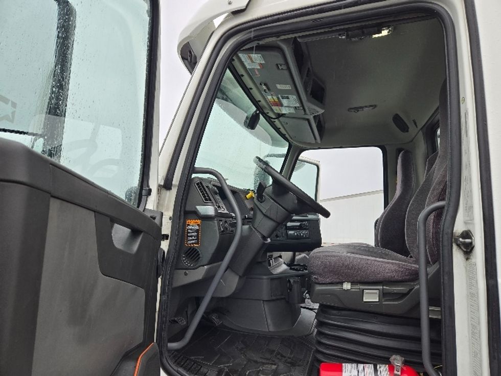 Day Cab Tractor-Heavy Duty Tractors-Volvo-2020-VNR64300-West Sacramento-CA-529,140\n\t\tmiles-$ 44,250 - Image 9