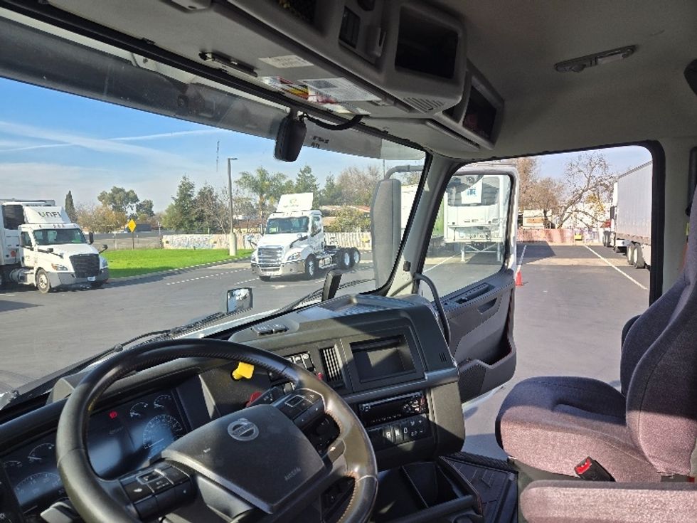 Day Cab Tractor-Heavy Duty Tractors-Volvo-2020-VNR64300-West Sacramento-CA-552,123\n\t\tmiles-$ 41,750 - Image 10