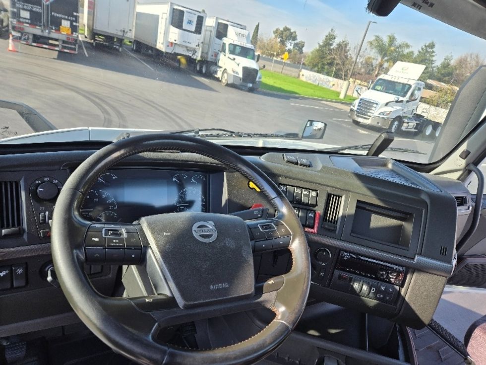 Day Cab Tractor-Heavy Duty Tractors-Volvo-2020-VNR64300-West Sacramento-CA-552,123\n\t\tmiles-$ 41,750 - Image 11