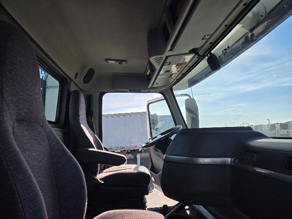 Day Cab Tractor-Heavy Duty Tractors-Volvo-2020-VNR64300-West Sacramento-CA-552,123\n\t\tmiles-$ 41,750 - Image 12