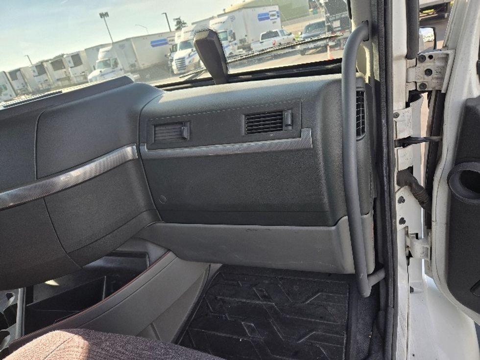 Day Cab Tractor-Heavy Duty Tractors-Volvo-2020-VNR64300-West Sacramento-CA-552,123\n\t\tmiles-$ 41,750 - Image 13