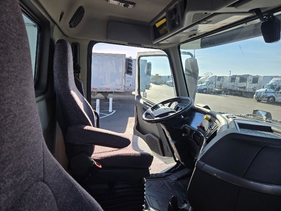 Day Cab Tractor-Heavy Duty Tractors-Volvo-2020-VNR64300-West Sacramento-CA-552,123\n\t\tmiles-$ 41,750 - Image 14