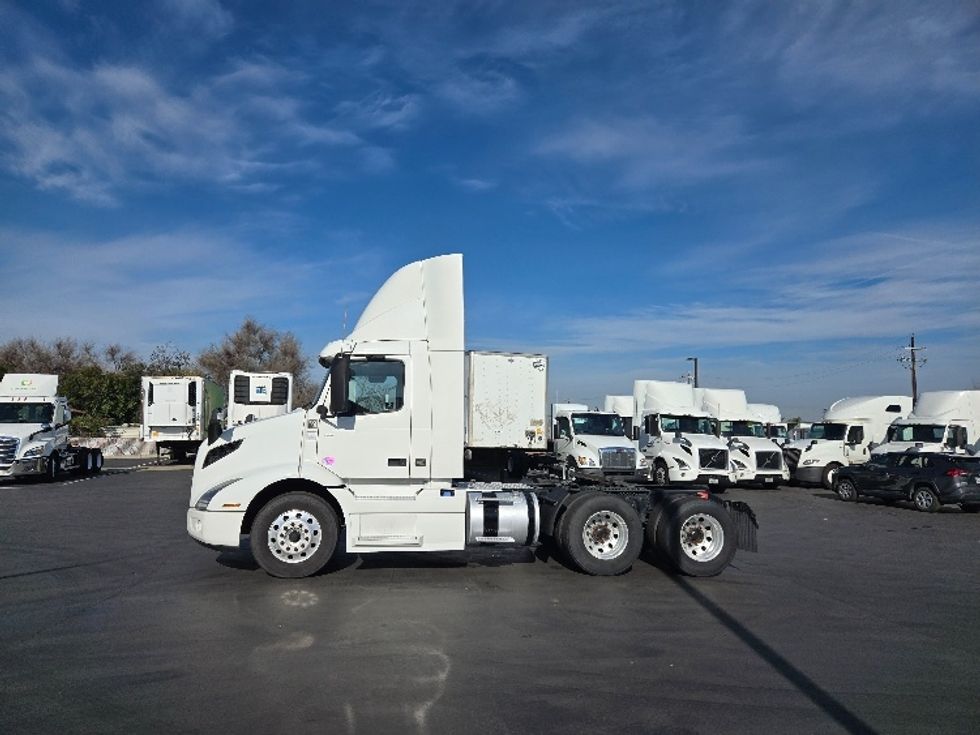 Day Cab Tractor-Heavy Duty Tractors-Volvo-2020-VNR64300-West Sacramento-CA-552,123\n\t\tmiles-$ 41,750 - Image 4