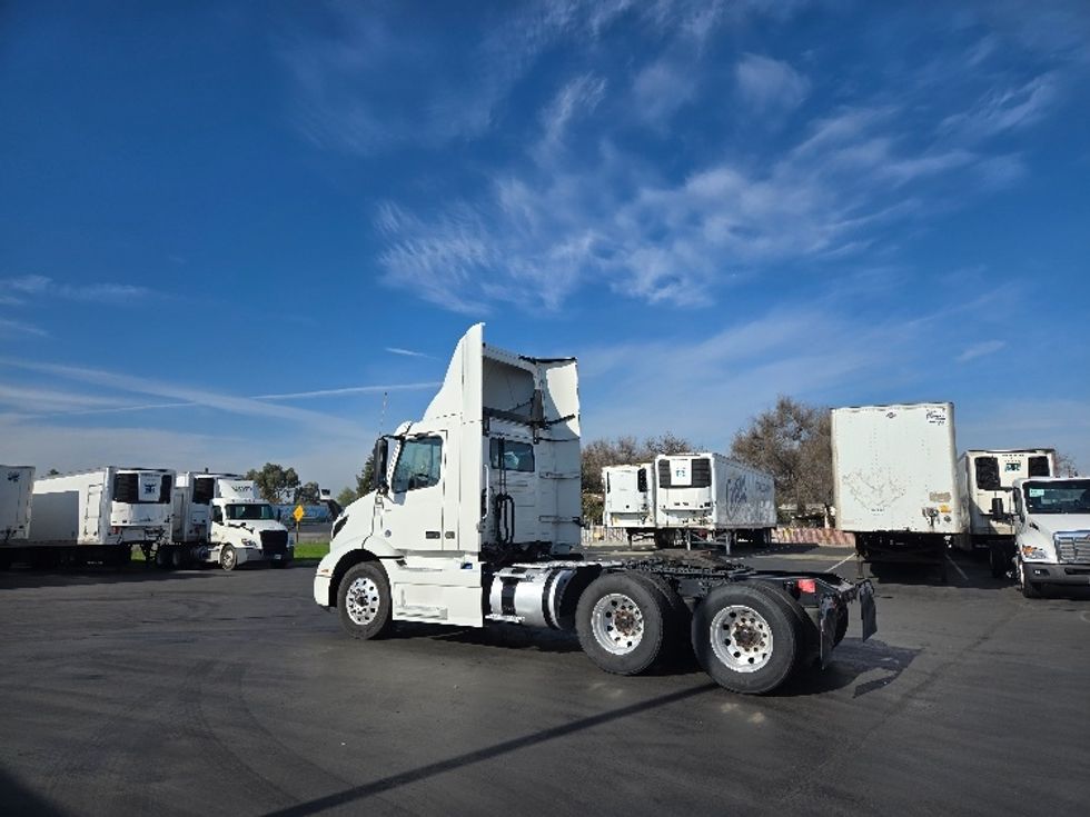 Day Cab Tractor-Heavy Duty Tractors-Volvo-2020-VNR64300-West Sacramento-CA-552,123\n\t\tmiles-$ 41,750 - Image 5