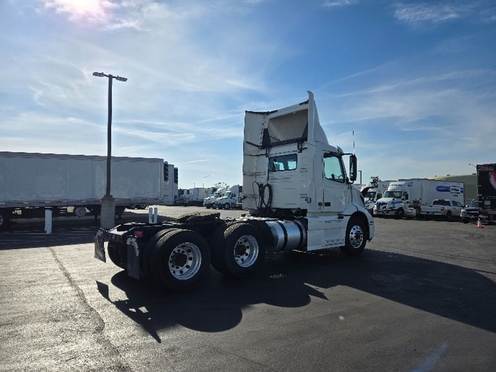 Day Cab Tractor-Heavy Duty Tractors-Volvo-2020-VNR64300-West Sacramento-CA-552,123\n\t\tmiles-$ 41,750 - Image 7