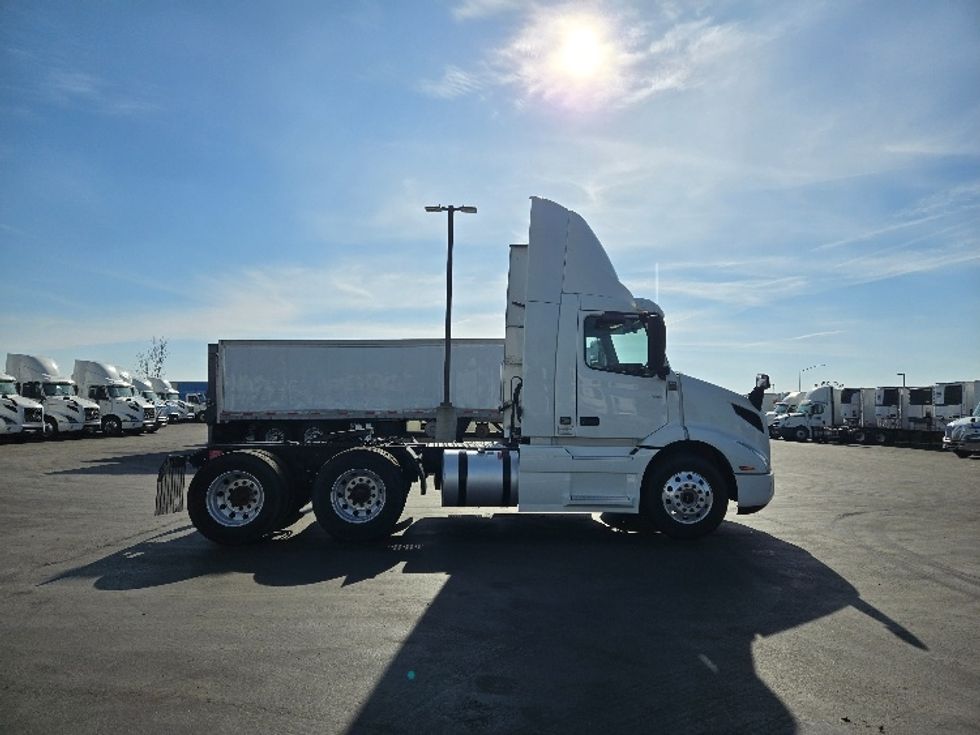 Day Cab Tractor-Heavy Duty Tractors-Volvo-2020-VNR64300-West Sacramento-CA-552,123\n\t\tmiles-$ 41,750 - Image 8