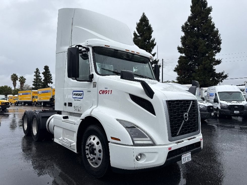 Day Cab Tractor-Heavy Duty Tractors-Volvo-2020-VNR64300-West Sacramento-CA-560,745\n\t\tmiles-$ 33,000 - Image 1