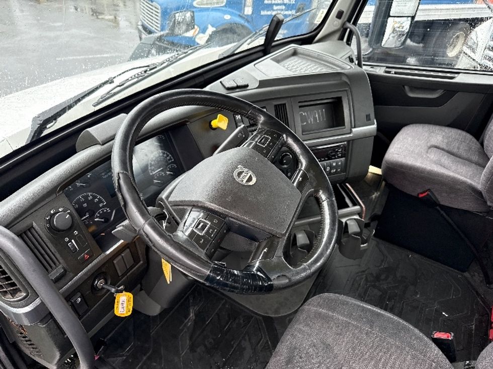 Day Cab Tractor-Heavy Duty Tractors-Volvo-2020-VNR64300-West Sacramento-CA-560,745\n\t\tmiles-$ 33,000 - Image 10