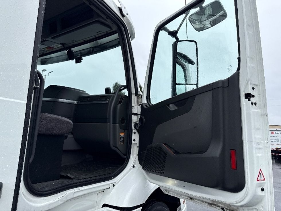 Day Cab Tractor-Heavy Duty Tractors-Volvo-2020-VNR64300-West Sacramento-CA-560,745\n\t\tmiles-$ 33,000 - Image 12