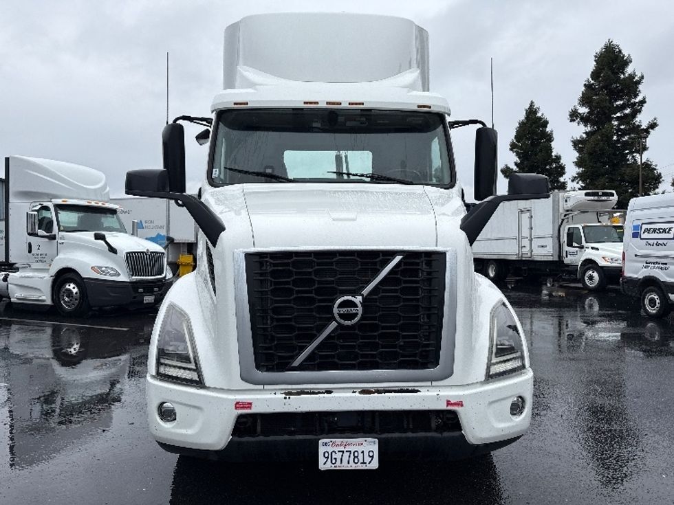 Day Cab Tractor-Heavy Duty Tractors-Volvo-2020-VNR64300-West Sacramento-CA-560,745\n\t\tmiles-$ 33,000 - Image 2