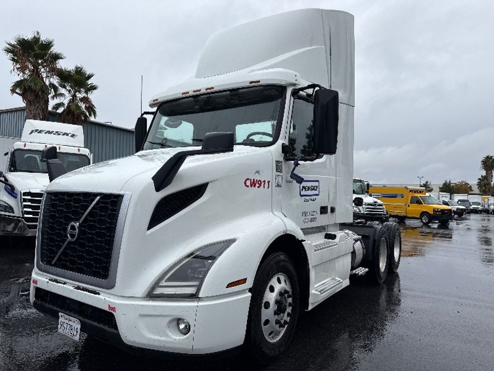 Day Cab Tractor-Heavy Duty Tractors-Volvo-2020-VNR64300-West Sacramento-CA-560,745\n\t\tmiles-$ 33,000 - Image 3