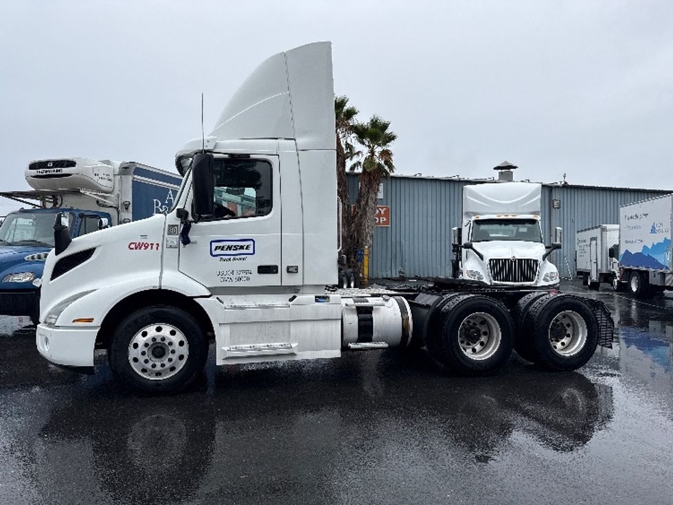 Day Cab Tractor-Heavy Duty Tractors-Volvo-2020-VNR64300-West Sacramento-CA-560,745\n\t\tmiles-$ 33,000 - Image 4