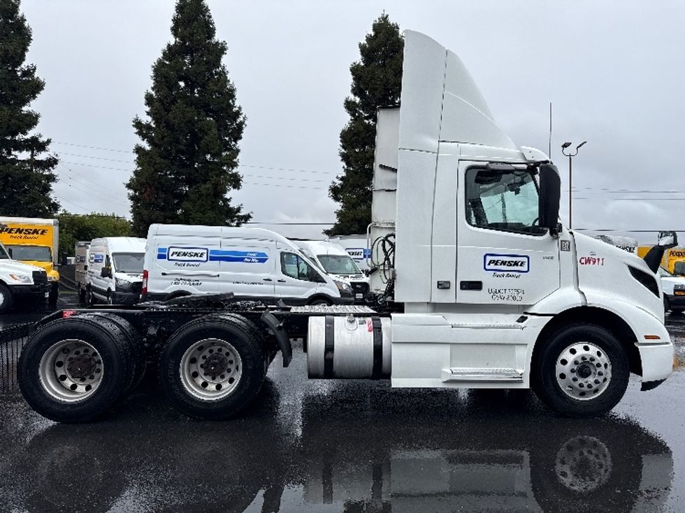 Day Cab Tractor-Heavy Duty Tractors-Volvo-2020-VNR64300-West Sacramento-CA-560,745\n\t\tmiles-$ 33,000 - Image 8
