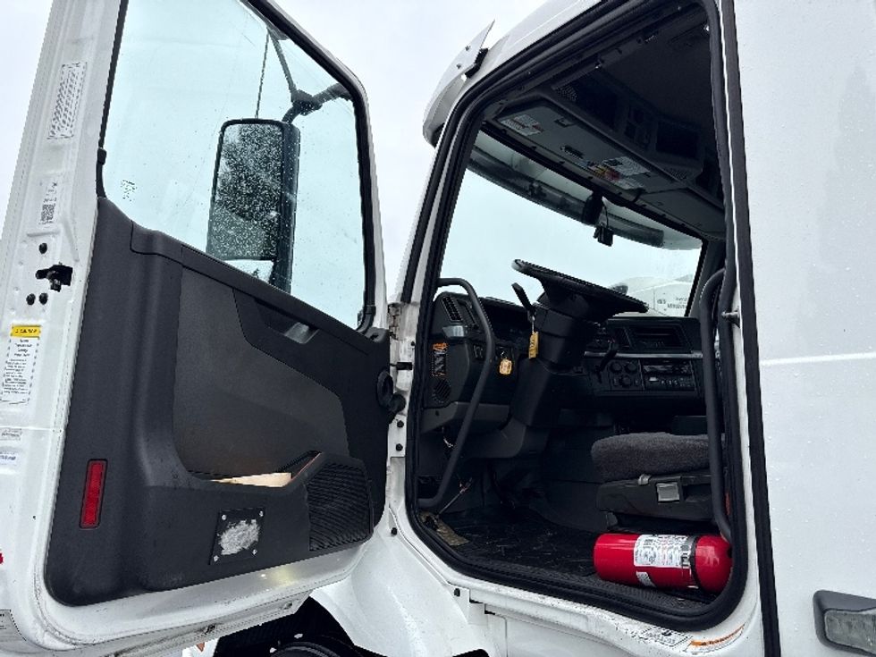 Day Cab Tractor-Heavy Duty Tractors-Volvo-2020-VNR64300-West Sacramento-CA-560,745\n\t\tmiles-$ 33,000 - Image 9