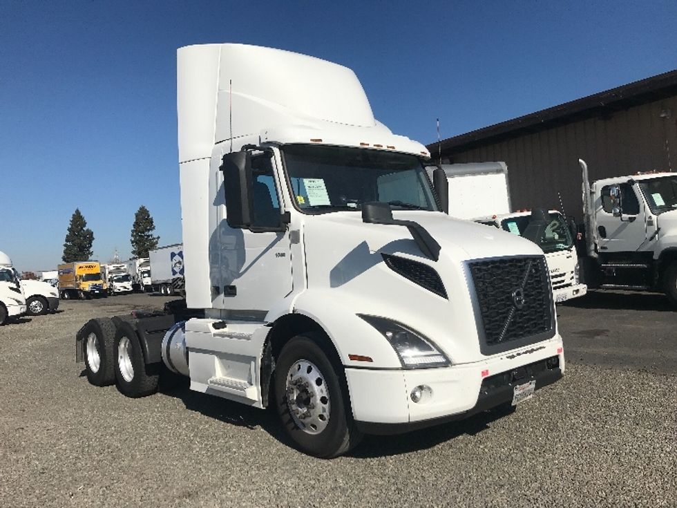 Day Cab Tractor-Heavy Duty Tractors-Volvo-2020-VNR64300-West Sacramento-CA-562,088\n\t\tmiles-$ 40,500 - Image 1
