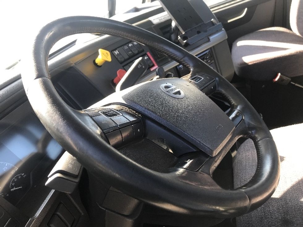 Day Cab Tractor-Heavy Duty Tractors-Volvo-2020-VNR64300-West Sacramento-CA-562,088\n\t\tmiles-$ 40,500 - Image 10