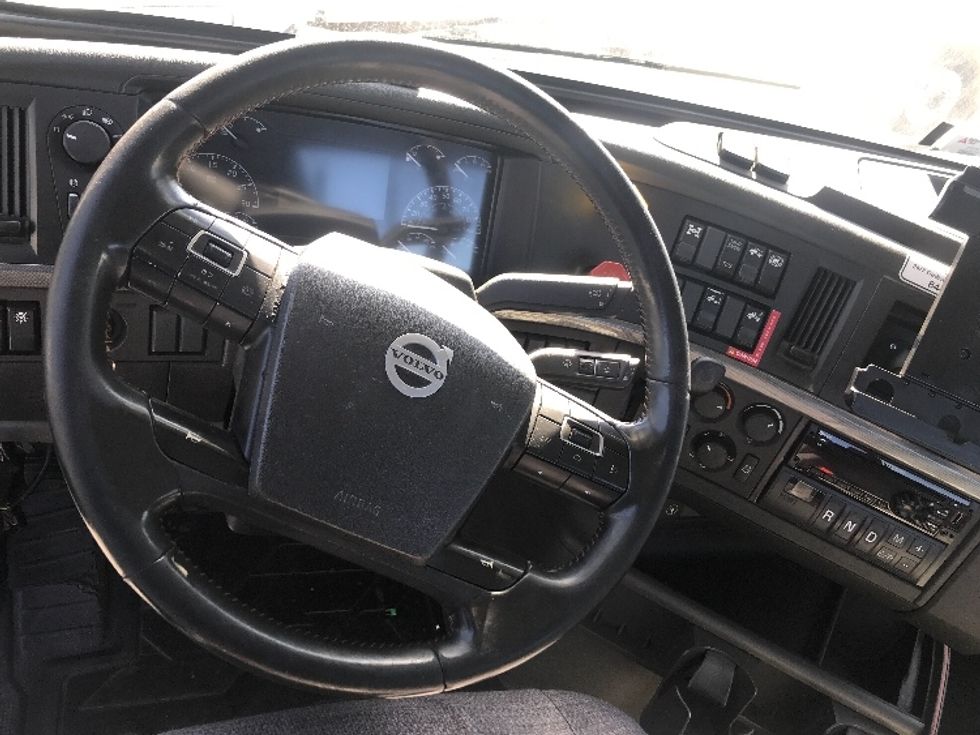 Day Cab Tractor-Heavy Duty Tractors-Volvo-2020-VNR64300-West Sacramento-CA-562,088\n\t\tmiles-$ 40,500 - Image 11