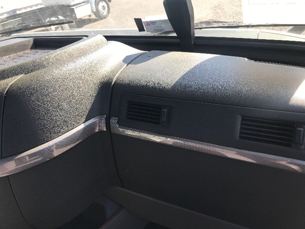 Day Cab Tractor-Heavy Duty Tractors-Volvo-2020-VNR64300-West Sacramento-CA-562,088\n\t\tmiles-$ 40,500 - Image 13