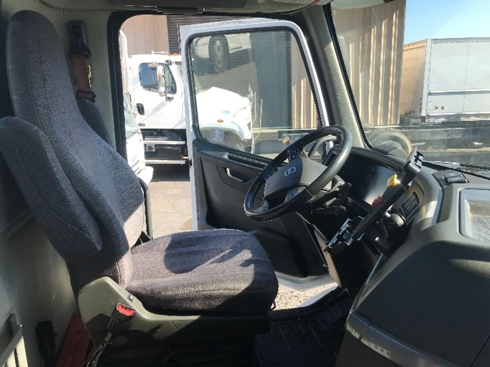 Day Cab Tractor-Heavy Duty Tractors-Volvo-2020-VNR64300-West Sacramento-CA-562,088\n\t\tmiles-$ 40,500 - Image 14