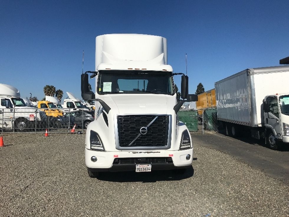 Day Cab Tractor-Heavy Duty Tractors-Volvo-2020-VNR64300-West Sacramento-CA-562,088\n\t\tmiles-$ 40,500 - Image 2