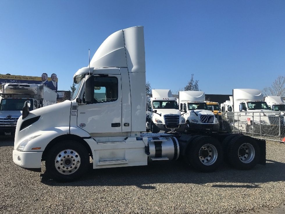 Day Cab Tractor-Heavy Duty Tractors-Volvo-2020-VNR64300-West Sacramento-CA-562,088\n\t\tmiles-$ 40,500 - Image 4