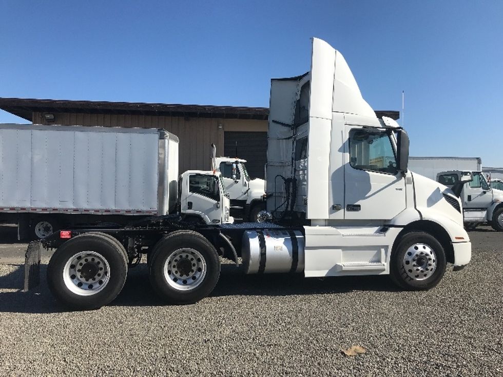 Day Cab Tractor-Heavy Duty Tractors-Volvo-2020-VNR64300-West Sacramento-CA-562,088\n\t\tmiles-$ 40,500 - Image 8