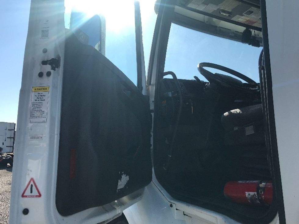 Day Cab Tractor-Heavy Duty Tractors-Volvo-2020-VNR64300-West Sacramento-CA-562,088\n\t\tmiles-$ 40,500 - Image 9