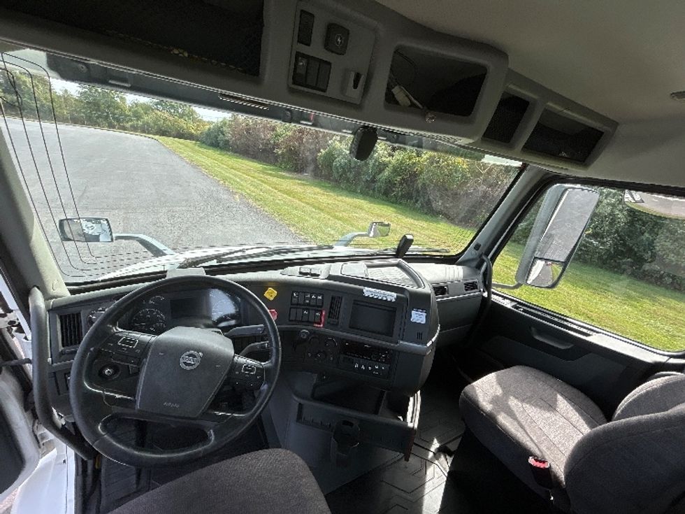 Day Cab Tractor-Heavy Duty Tractors-Volvo-2020-VNR64300-White Deer-PA-452,269\n\t\tmiles-$ 39,000 - Image 11