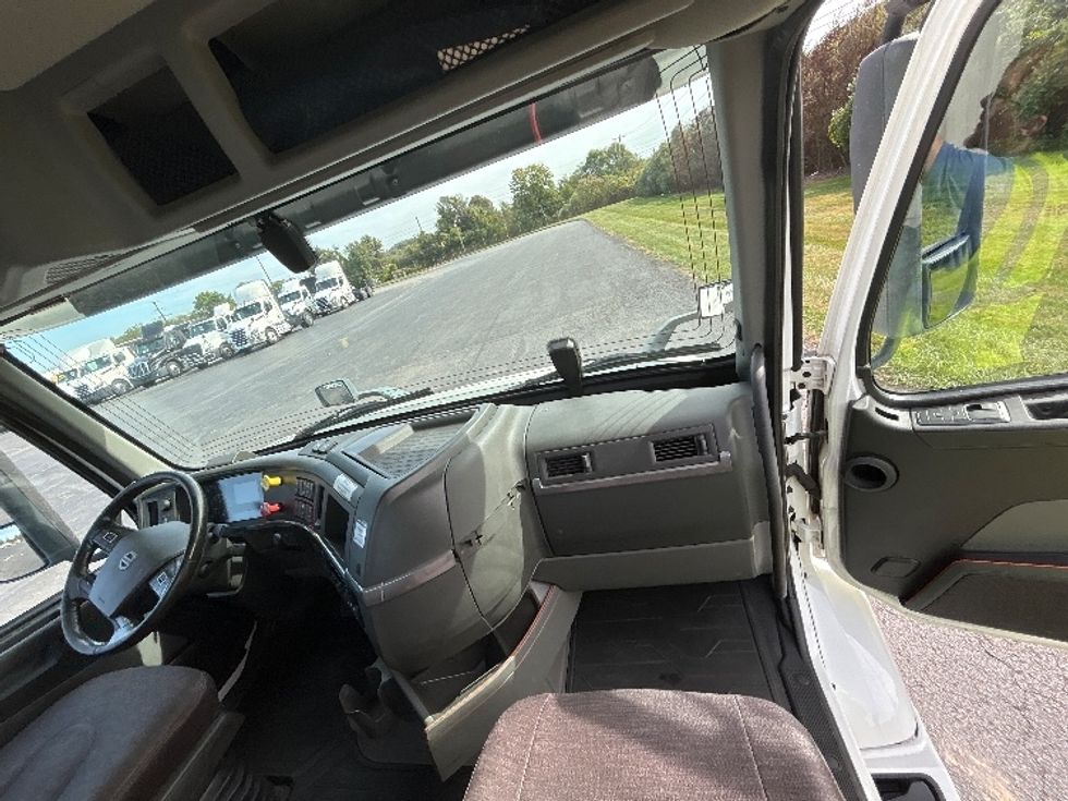 Day Cab Tractor-Heavy Duty Tractors-Volvo-2020-VNR64300-White Deer-PA-452,269\n\t\tmiles-$ 39,000 - Image 13