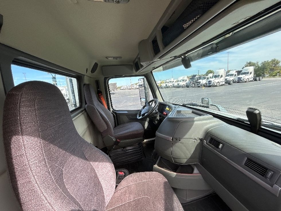Day Cab Tractor-Heavy Duty Tractors-Volvo-2020-VNR64300-White Deer-PA-452,269\n\t\tmiles-$ 39,000 - Image 14