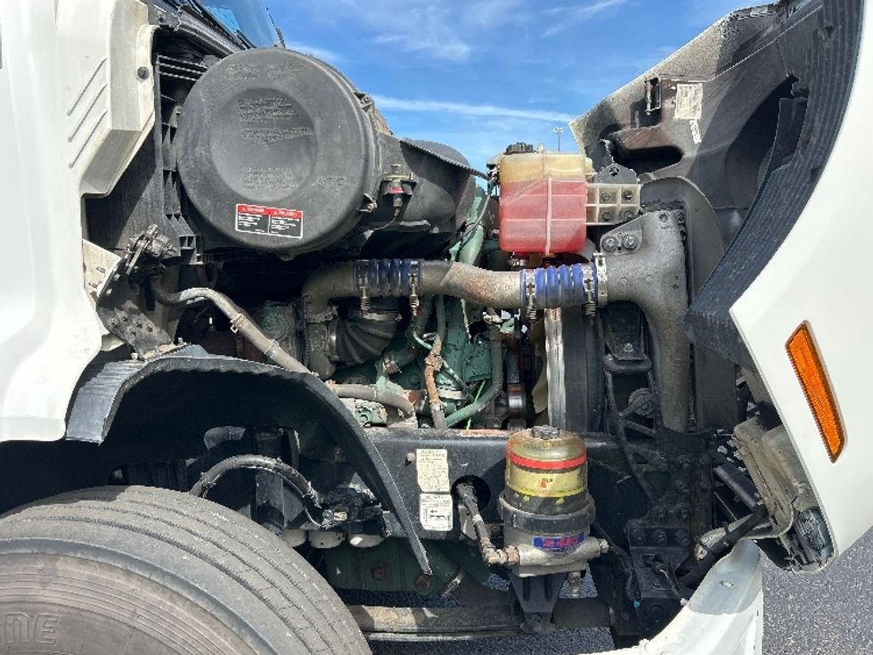 Day Cab Tractor-Heavy Duty Tractors-Volvo-2020-VNR64300-White Deer-PA-452,269\n\t\tmiles-$ 39,000 - Image 15