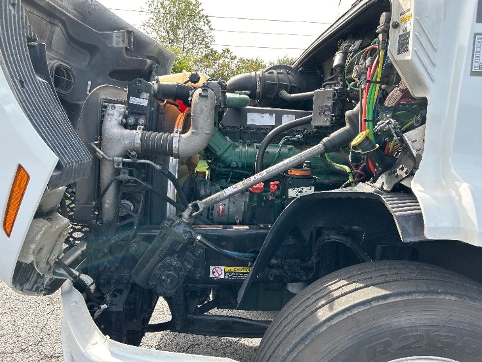 Day Cab Tractor-Heavy Duty Tractors-Volvo-2020-VNR64300-White Deer-PA-452,269\n\t\tmiles-$ 39,000 - Image 16