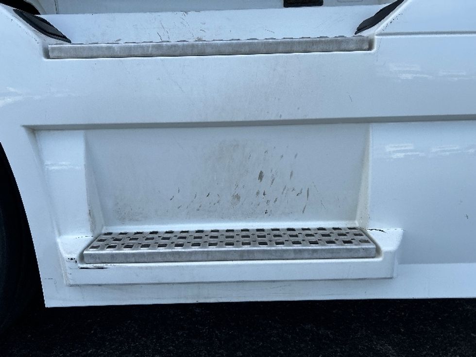 Day Cab Tractor-Heavy Duty Tractors-Volvo-2020-VNR64300-White Deer-PA-452,269\n\t\tmiles-$ 39,000 - Image 18