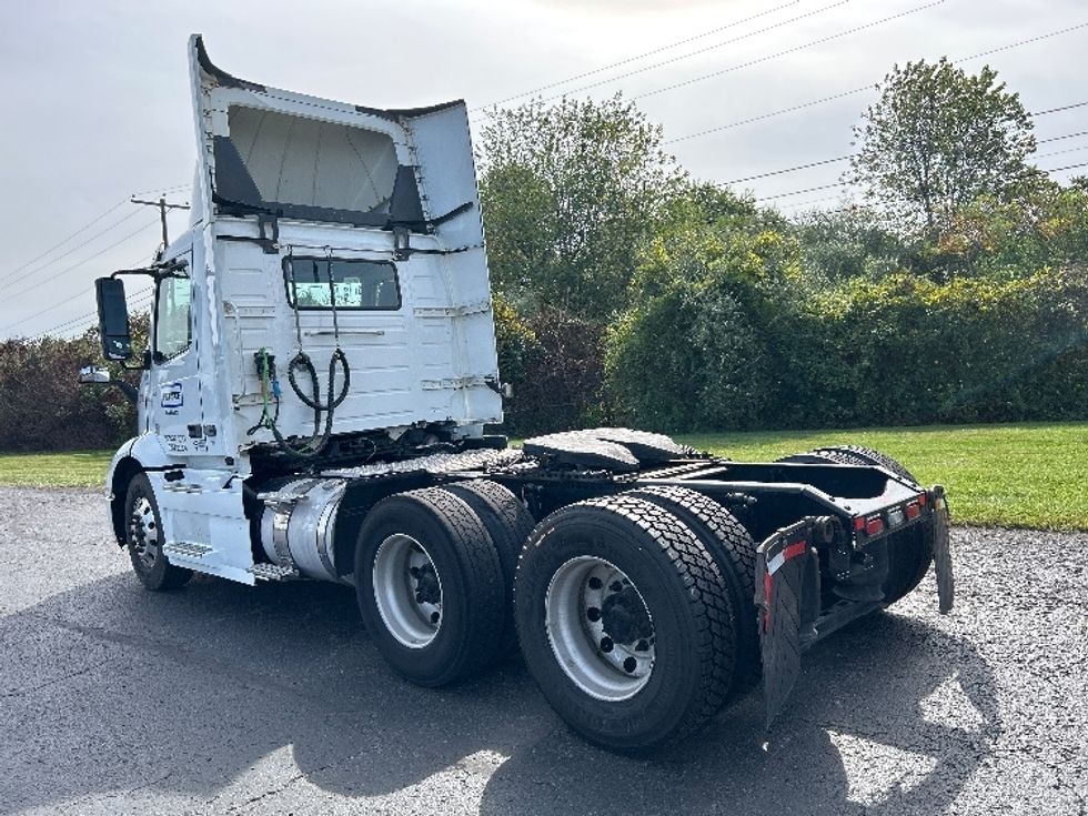 Day Cab Tractor-Heavy Duty Tractors-Volvo-2020-VNR64300-White Deer-PA-452,269\n\t\tmiles-$ 39,000 - Image 5