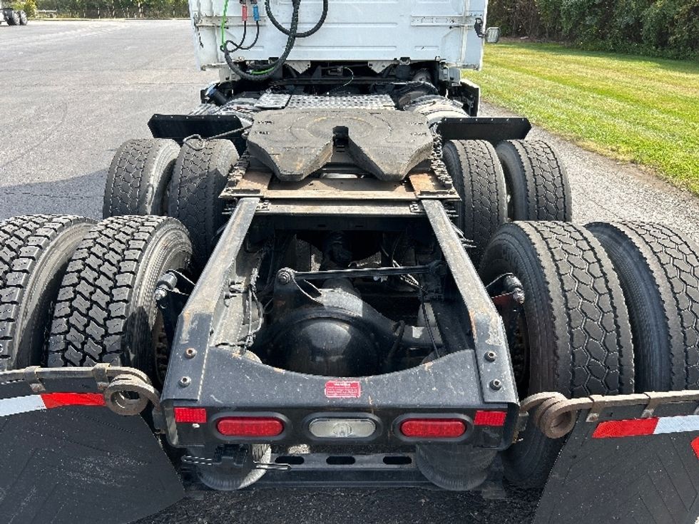 Day Cab Tractor-Heavy Duty Tractors-Volvo-2020-VNR64300-White Deer-PA-452,269\n\t\tmiles-$ 39,000 - Image 6