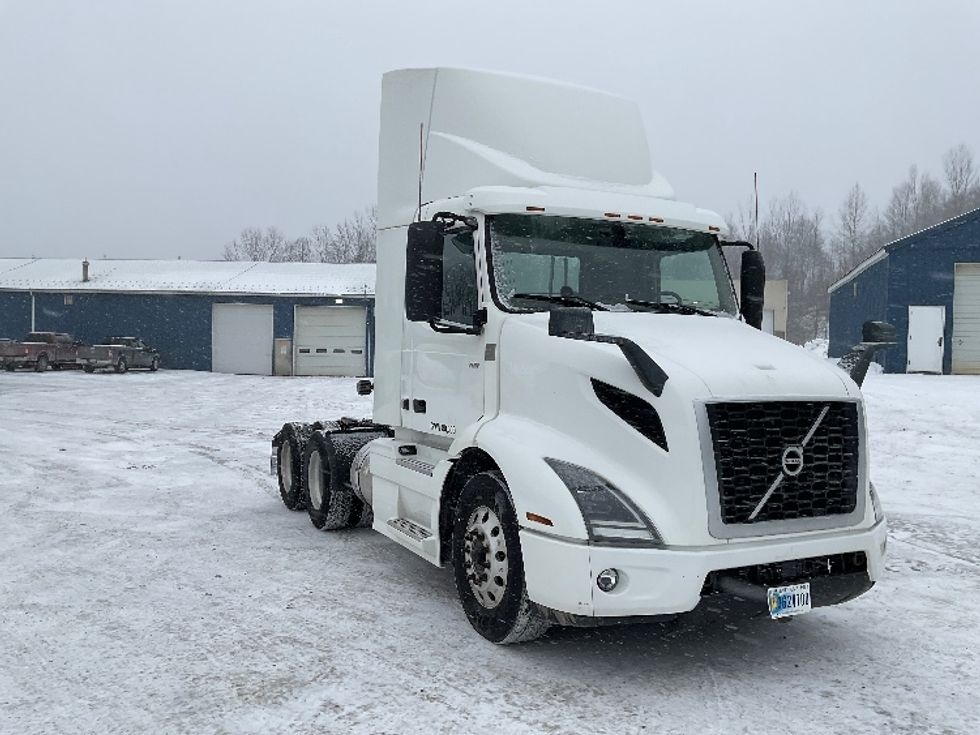 Day Cab Tractor-Heavy Duty Tractors-Volvo-2020-VNR64300-Whitesboro-NY-426,176\n\t\tmiles-$ 37,500 - Image 1