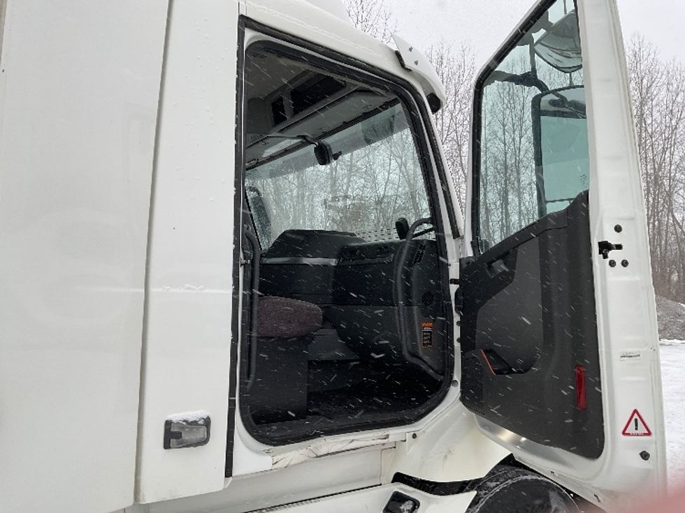 Day Cab Tractor-Heavy Duty Tractors-Volvo-2020-VNR64300-Whitesboro-NY-426,176\n\t\tmiles-$ 37,500 - Image 12
