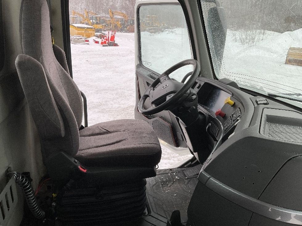 Day Cab Tractor-Heavy Duty Tractors-Volvo-2020-VNR64300-Whitesboro-NY-426,176\n\t\tmiles-$ 37,500 - Image 14