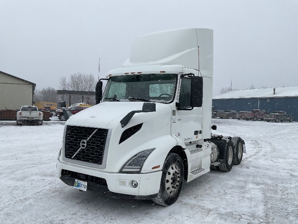 Day Cab Tractor-Heavy Duty Tractors-Volvo-2020-VNR64300-Whitesboro-NY-426,176\n\t\tmiles-$ 37,500 - Image 3