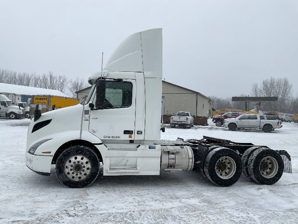 Day Cab Tractor-Heavy Duty Tractors-Volvo-2020-VNR64300-Whitesboro-NY-426,176\n\t\tmiles-$ 37,500 - Image 4