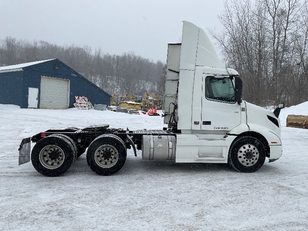 Day Cab Tractor-Heavy Duty Tractors-Volvo-2020-VNR64300-Whitesboro-NY-426,176\n\t\tmiles-$ 37,500 - Image 8