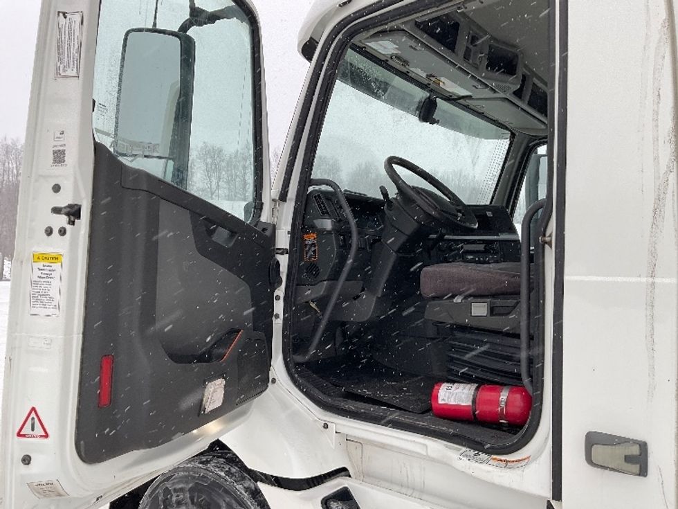 Day Cab Tractor-Heavy Duty Tractors-Volvo-2020-VNR64300-Whitesboro-NY-426,176\n\t\tmiles-$ 37,500 - Image 9